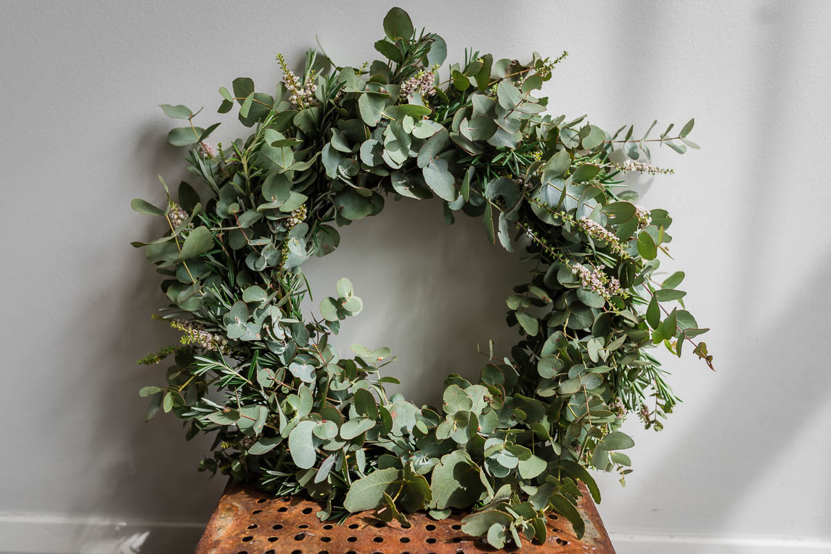 How to make a spring wreath